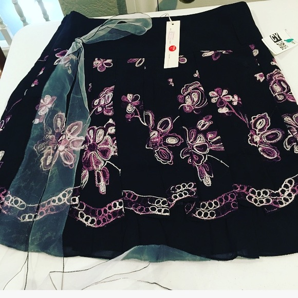 NWT🌸Mingle Pleated Black Skirt W/Embriodery Small - Picture 3 of 8